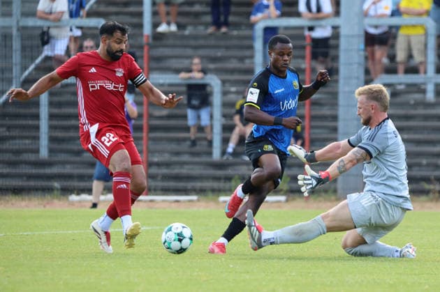 08.07.2026, Fussball, Herren, Saison 2026 2027, Testspiel, Freundschaftsspiel, SV Geislautern - 1. FC Saarbrücken, Abdenko Nankishi (1. FC Saarbrücken), Sampres Singh (SV Geislautern), Jan Tybl (SV Geislautern) Völklingen Hermann-Neuberger-Stadion Saarland Deutschland (DEU) *** July 8, 2026, Soccer, Men s, 2026–2027 Season, Exhibition Match, Friendly Match, SV Geislautern vs. 1. FC Saarbrücken, Abdenko Nankishi (1. FC Saarbrücken), Sampres Singh (SV Geislautern), Jan Tybl (SV Geislautern), Hermann Neuberger Stadium, Völklingen, Saarland, Germany (DEU) Copyright: xSebastianxBachx