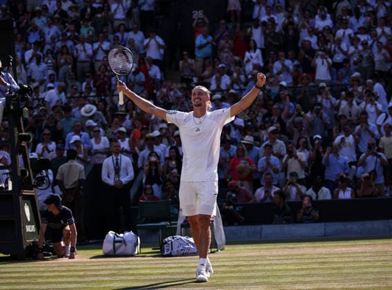 Alexander Zverev jubelt nach dem Sieg, Jubel, Freude, Emotion Tennis - Wimbledon 2026 - Grand Slam ITF ATP, Tennis Herren WTA, Tennis Damen - AELTC - London - - Great Britain - 8 July 2026. *** Alexander Zverev celebrates after his victory; celebration, joy, emotion; Tennis; Wimbledon 2026; Grand Slam; ITF; ATP; WTA; AELTC; London; Great Britain; July 8, 2026 Copyright: xJuergenxHasenkopfx