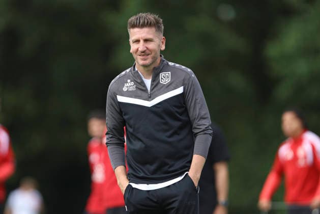 Trainer Bekim Kastrati (SC St. Tönis) schaut waehrend des Testspiels zwischen SC St.Tönis und Fortuna Düsseldorf, Yayla Sportpark am 08. July 2026 in Tönisvorst, Deutschland. (Foto von Oliver Kaelke DeFodi Images) +++ Trainer Bekim Kastrati (SC St. Tönis) looks on during the friendly match between SC St.Tönis and Fortuna Düsseldorf at Yayla Sportpark on July 8, 2026 in Tönisvorst, Germany. (Photo by Oliver Kaelke DeFodi Images) (Photo by Oliver Kaelke DeFodi Images) - *** Coach Bekim Kastrati of SC St. Tönis watches during the friendly match between SC St. Tönis and Fortuna Düsseldorf, Yayla Sportpark on July 8, 2026, in Tönisvorst, Germany Photo by Oliver Kaelke DeFodi Images Coach Bekim Kastrati of SC St. Tönis looks on during the friendly match between SC St. Tönis and Fortuna Düsseldorf at Yayla Sportpark on July 8, 2026 in Tönisvorst, Germany Photo by Oliver Kaelke DeFodi Images Photo by Oliver Kaelke DeFodi Images