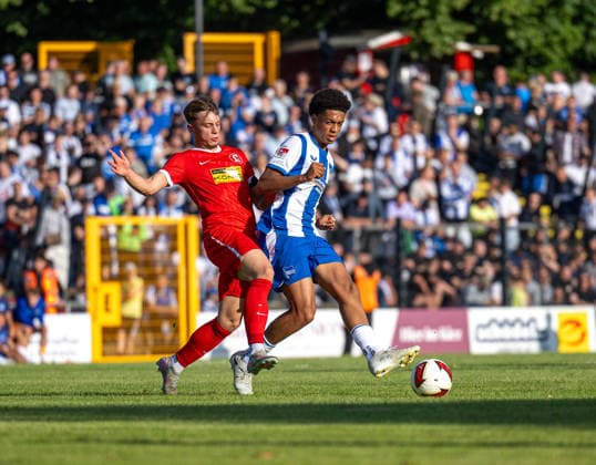 Fußball, Herren, Testspiel, Saison 2026 2027, SV Lichtenberg 47 - Hertha BSC, v. l. Alex Steinke (Lichtenberg 47), Jerome Diallo (Hertha BSC), 08.07. 2026, *** Soccer, Men s, Friendly Match, 2026–2027 Season, SV Lichtenberg 47 vs. Hertha BSC, from left: Alex Steinke (Lichtenberg 47), Jerome Diallo (Hertha BSC), July 8, 2026, Copyright: xSebastianxRäppold MatthiasxKochx