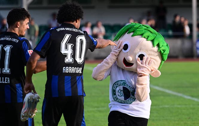 08.07.2026 - Fussball - Saison 2026 2027 - Testspiel Freundschaftsspiel Vorbereitungsspiel - SC Eltersdorf ( SCE Quecken ) - SpVgg Greuther Fürth ( Kleeblatt ) - - Sportfoto Zink - xwoxzix - regulations prohibit any use of photographs as image sequences and or quasi-video - only for editorial use - Aaron Keller (16, SpVgg Greuther Fürth ) David Abrangao (40, SpVgg Greuther Fürth ) mit Eltersdorfer Maskottchen *** July 8, 2026 Soccer Season 2026–2027 Exhibition Match Friendly Match Preseason Match SC Eltersdorf SCE Quecken SpVgg Greuther Fürth Kleeblatt Sports Photo Zink xwoxzix Regulations prohibit any use of photographs as image sequences and or quasi-video; for editorial use only for editorial use only Aaron Keller 16, SpVgg Greuther Fürth David Abrangao 40, SpVgg Greuther Fürth with the Eltersdorf mascot