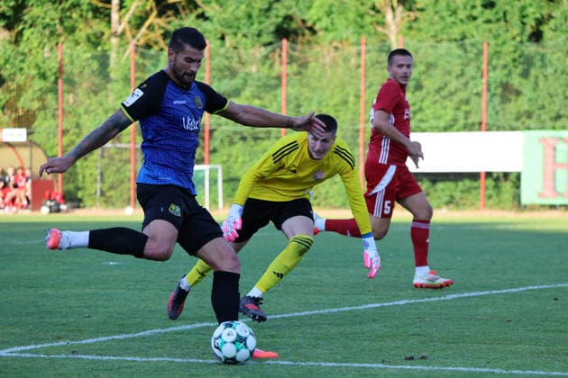 08.07.2026, Fussball, Herren, Saison 2026 2027, Testspiel, Freundschaftsspiel, SV Geislautern - 1. FC Saarbrücken, Torschuss zum 0:11, Torschütze: Kai Brünker (1. FC Saarbrücken), Leonardo Schubert (SV Geislautern), Felix Stüttgen (SV Geislautern) Völklingen Hermann-Neuberger-Stadion Saarland Deutschland (DEU) *** July 8, 2026, Soccer, Men s, 2026–2027 Season, Exhibition match, Friendly match, SV Geislautern vs. 1. FC Saarbrücken, Goal scored to make it 0–11, Goal scorers: Kai Brünker (1. FC Saarbrücken), Leonardo Schubert (SV Geislautern), Felix Stüttgen (SV Geislautern), Hermann Neuberger Stadium, Völklingen, Saarland, Germany (DEU) Copyright: xSebastianxBachx