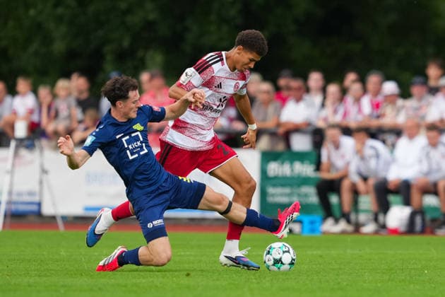08.07.2026, xydrx, Fußball, Testspiel, SC St. Tönis - Fortuna Düsseldorf, Saison 2026 2027, YAYLA-Sportpark: Jonas Theuerzeit (SC St. Tönis, 33) im Zweikampf gegen Jordi Paulina (Fortuna Düsseldorf, 27) DFB regulations prohibit any use of photographs as image sequences and or quasi-video. *** July 8, 2026, xydrx, soccer, friendly match, SC St. Tönis vs. Fortuna Düsseldorf, 2026–2027 season, YAYLA Sportpark Jonas Theuerzeit SC St. Tönis, No. 33 in a tackle against Jordi Paulina of Fortuna Düsseldorf, No. 27. DFB regulations prohibit any use of photographs as image sequences and or quasi-video. Copyright: HMBxMedia YannisxDreimann