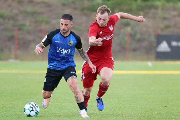 08.07.2026, Fussball, Herren, Saison 2026 2027, Testspiel, Freundschaftsspiel, SV Geislautern - 1. FC Saarbrücken, Calogero Rizzuto (1. FC Saarbrücken), Timon Hector (SV Geislautern) Völklingen Hermann-Neuberger-Stadion Saarland Deutschland (DEU) *** July 8, 2026, Soccer, Men s, 2026–2027 season, Exhibition match, Friendly match, SV Geislautern vs. 1. FC Saarbrücken, Calogero Rizzuto (1. FC Saarbrücken), Timon Hector (SV Geislautern), Hermann Neuberger Stadium, Völklingen, Saarland, Germany (DEU) Copyright: xSebastianxBachx
