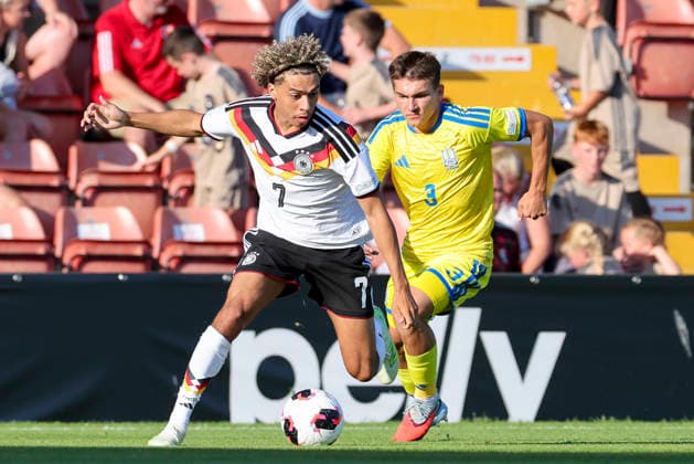 Montrell Culbreath (Germany) und Pavlo Liusin (Ukraine) kaempfen um den Ball, UEFA European Under-19 Championship 2026 Semi-final, Ukraine v Germany, Racecourse Ground am 08. July 2026 in Wrexham, Vereinigtes Königreich. (Foto von Marco Steinbrenner DeFodi Images) Montrell Culbreath (Germany) und Pavlo Liusin (Ukraine) battle for the ball, UEFA European Under-19 Championship 2026 Semi-final, Ukraine v Germany, Racecourse Ground, July 8, 2026 in Wrexham, United Kingdom. (Photo by Marco Steinbrenner DeFodi Images) - *** Montrell Culbreath (Germany) and Pavlo Liusin (Ukraine) battle for the ball, 2026 UEFA European Under-19 Championship Semifinal, Ukraine vs. Germany, Racecourse Ground on July 8, 2026, in Wrexham, United Kingdom. Photo by Marco Steinbrenner, DeFodi Images. Montrell Culbreath (Germany) and Pavlo Liusin (Ukraine) battle for the ball, 2026 UEFA European Under-19 Championship Semifinal, Ukraine vs. Germany, Racecourse Ground, July 8, 2026, in Wrexham, United Kingdom. Photo by Marco Steinbrenner, DeFodi Images