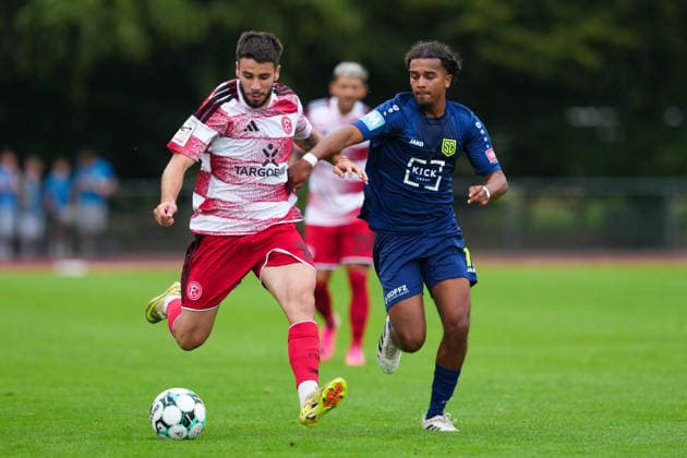 08.07.2026, xydrx, Fußball, Testspiel, SC St. Tönis - Fortuna Düsseldorf, Saison 2026 2027, YAYLA-Sportpark: Miguel Goncalves (Fortuna Düsseldorf, 18) im Zweikampf gegen Avanesh Satheskumar (SC St. Tönis, 10) DFB regulations prohibit any use of photographs as image sequences and or quasi-video. *** July 8, 2026, xydrx, soccer, friendly match, SC St. Tönis vs. Fortuna Düsseldorf, 2026–2027 season, YAYLA Sportpark Miguel Goncalves Fortuna Düsseldorf, No. 18 in a tackle against Avanesh Satheskumar of SC St. Tönis, No. 10. DFB regulations prohibit any use of photographs as image sequences and or quasi-video. Copyright: HMBxMedia YannisxDreimann