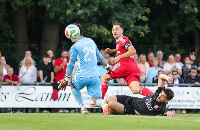 08.07.2026 - Fussball - Saison 2026 2027 - Testspiel Freundschaftsspiel Vorbereitungsspiel: TSV Kornburg - 1. FC Nürnberg Nuernberg FCN ( Club ) - Sportfoto Zink DaMa - xdaxmax - Tor Treffer Torschuß zum 0:2 - Torschütze Julian Justvan (10, 1. FC Nürnberg FCN ) gg Thorben Hochmuth (24, TSV Kornburg ) *** July 8, 2026 Soccer Season 2026–2027 Exhibition Match Friendly Match Preseason Match TSV Kornburg 1 FC Nuremberg Nuremberg FCN Club Sports Photo Zink DaMa xdaxmax Goal Shot on Goal to make it 0–2 Goal Scorer Julian Justvs. Thorben Hochmuth 24, TSV Kornburg
