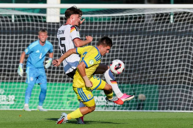 Luca Erlein (Germany) und Pavlo Liusin (Ukraine) kaempfen um den Ball, UEFA European Under-19 Championship 2026 Semi-final, Ukraine v Germany, Racecourse Ground am 08. July 2026 in Wrexham, Vereinigtes Königreich. (Foto von Marco Steinbrenner DeFodi Images) Luca Erlein (Germany) und Pavlo Liusin (Ukraine) battle for the ball, UEFA European Under-19 Championship 2026 Semi-final, Ukraine v Germany, Racecourse Ground, July 8, 2026 in Wrexham, United Kingdom. (Photo by Marco Steinbrenner DeFodi Images) - *** Luca Erlein (Germany) and Pavlo Liusin (Ukraine) battle for the ball, 2026 UEFA European Under-19 Championship Semifinal, Ukraine vs. Germany, Racecourse Ground on July 8, 2026, in Wrexham, United Kingdom. Photo by Marco Steinbrenner, DeFodi Images. Luca Erlein (Germany) and Pavlo Liusin (Ukraine) battle for the ball, 2026 UEFA European Under-19 Championship Semifinal, Ukraine vs. Germany, Racecourse Ground, July 8, 2026, in Wrexham, United Kingdom. Photo by Marco Steinbrenner, DeFodi Images