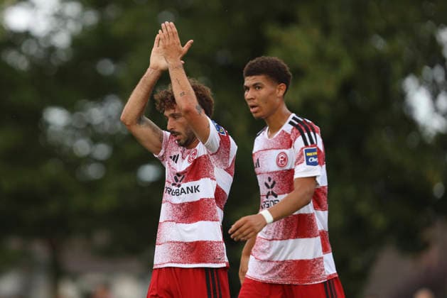 Fabian Schleusener (Fortuna Düsseldorf) Torjubel,jubelt mit seiner Mannschaft nach dem Treffer zum 0:2 waehrend des Testspiels zwischen SC St.Tönis und Fortuna Düsseldorf, Yayla Sportpark am 08. July 2026 in Tönisvorst, Deutschland. (Foto von Oliver Kaelke DeFodi Images) +++ Fabian Schleusener (Fortuna Düsseldorf) celebrates after scoring his team s second goal with teammates during the friendly match between SC St.Tönis and Fortuna Düsseldorf at Yayla Sportpark on July 8, 2026 in Tönisvorst, Germany. (Photo by Oliver Kaelke DeFodi Images) (Photo by Oliver Kaelke DeFodi Images) - *** Fabian Schleusener of Fortuna Düsseldorf celebrates the goal with his teammates after scoring the 0–2 goal during the friendly match between SC St. Tönis and Fortuna Düsseldorf, Yayla Sportpark on July 8, 2026, in Tönisvorst, Germany. Photo by Oliver Kaelke, DeFodi Images. Fabian Schleusener of Fortuna Düsseldorf celebrates with his teammates after scoring his team’s second goal during the friendly match between SC St. Tönis and Fortuna Düsseldorf at Yayla Sportpark on July 8, 2026 in Tönisvorst, Germany. Photo by Oliver Kaelke, DeFodi Images. Photo by Oliver Kaelke, DeFodi Images.