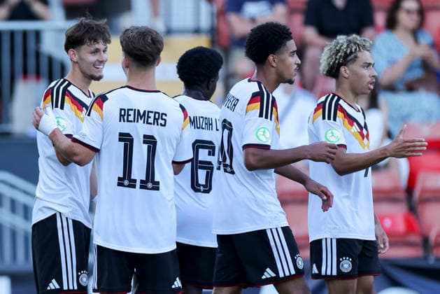 Otto Stange (Germany) bejubelt seinen Treffer mit den Teamkollegen, UEFA European Under-19 Championship 2026 Semi-final, Ukraine v Germany, Racecourse Ground am 08. July 2026 in Wrexham, Vereinigtes Königreich. (Foto von Marco Steinbrenner DeFodi Images) Otto Stange (Germany) controls the ball, UEFA European Under-19 Championship 2026 Semi-final, Ukraine v Germany, Racecourse Ground, July 8, 2026 in Wrexham, United Kingdom. (Photo by Marco Steinbrenner DeFodi Images) - *** Otto Stange of Germany celebrates his goal with his teammates, 2026 UEFA European Under-19 Championship Semifinal, Ukraine vs. Germany, Racecourse Ground on July 8, 2026, in Wrexham, United Kingdom. Photo by Marco Steinbrenner, DeFodi Images. Otto Stange of Germany controls the ball, UEFA European Under-19 Championship 2026 Semifinal, Ukraine vs. Germany, Racecourse Ground, July 8, 2026, in Wrexham, United Kingdom. Photo by Marco Steinbrenner, DeFodi Images