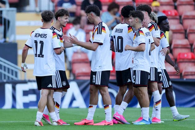 Otto Stange (Germany) bejubelt seinen Treffer mit den Teamkollegen, UEFA European Under-19 Championship 2026 Semi-final, Ukraine v Germany, Racecourse Ground am 08. July 2026 in Wrexham, Vereinigtes Königreich. (Foto von Marco Steinbrenner DeFodi Images) Otto Stange (Germany) controls the ball, UEFA European Under-19 Championship 2026 Semi-final, Ukraine v Germany, Racecourse Ground, July 8, 2026 in Wrexham, United Kingdom. (Photo by Marco Steinbrenner DeFodi Images) - *** Otto Stange of Germany celebrates his goal with his teammates, 2026 UEFA European Under-19 Championship Semifinal, Ukraine vs. Germany, Racecourse Ground on July 8, 2026, in Wrexham, United Kingdom. Photo by Marco Steinbrenner, DeFodi Images. Otto Stange of Germany controls the ball, UEFA European Under-19 Championship 2026 Semifinal, Ukraine vs. Germany, Racecourse Ground, July 8, 2026, in Wrexham, United Kingdom. Photo by Marco Steinbrenner, DeFodi Images