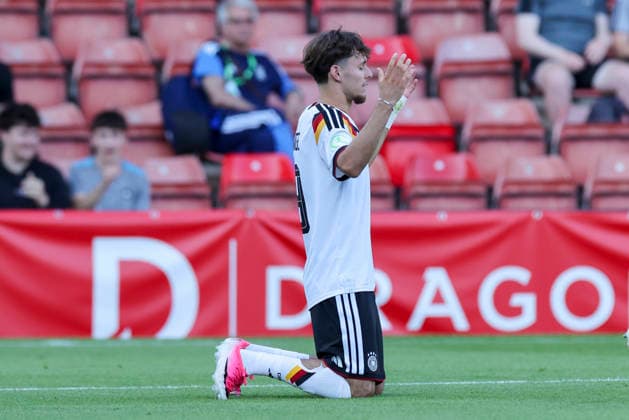 Otto Stange (Germany) bejubelt seinen Treffer zum 1:1, UEFA European Under-19 Championship 2026 Semi-final, Ukraine v Germany, Racecourse Ground am 08. July 2026 in Wrexham, Vereinigtes Königreich. (Foto von Marco Steinbrenner DeFodi Images) Otto Stange (Germany) celebrates after scoring his teams first goal, UEFA European Under-19 Championship 2026 Semi-final, Ukraine v Germany, Racecourse Ground, July 8, 2026 in Wrexham, United Kingdom. (Photo by Marco Steinbrenner DeFodi Images) - *** Otto Stange of Germany celebrates his goal to make it 1–1 in the 2026 UEFA European Under-19 Championship semifinal between Ukraine and Germany, Racecourse Ground on July 8, 2026, in Wrexham, United Kingdom. Photo by Marco Steinbrenner, DeFodi Images. Otto Stange of Germany celebrates after scoring his team’s first goal, UEFA European Under-19 Championship 2026 Semifinal, Ukraine vs. Germany, Racecourse Ground, July 8, 2026, in Wrexham, United Kingdom. Photo by Marco Steinbrenner, DeFodi Images