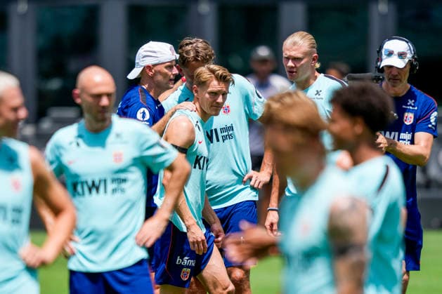 Fotball-VM 2026 Fort Lauderdale, Florida , USA 20260708. Norges landslagssjef Stale Solbakken, Martin odegaard og Erling Braut Haaland under en trening med Norges herrelandslag i fotball pa Inter Miami CF Stadium. Foto: Fredrik Varfjell NTB Fort Lauderdale, Florida USA EDITORIAL USE ONLY. RESTRICTED USE FOR BETTING COMPANIES Ref:_SPO_kK6bpXYbxs.jpg *** 2026 FIFA World Cup, Fort Lauderdale, Florida, USA, July 8, 2026: Norway’s national team head coach Stale Solbakken, Martin Odegaard, and Erling Braut Haaland during a training session with the Norwegian men’s national soccer team at Inter Miami CF Stadium. Photo: Fredrik Varfjell, NTB. Fort Lauderdale, Florida, USA. EDITORIAL USE ONLY. RESTRICTED USE FOR BETTING COMPANIES.  Copyright: xFredrikxVarfjellx xNTBx