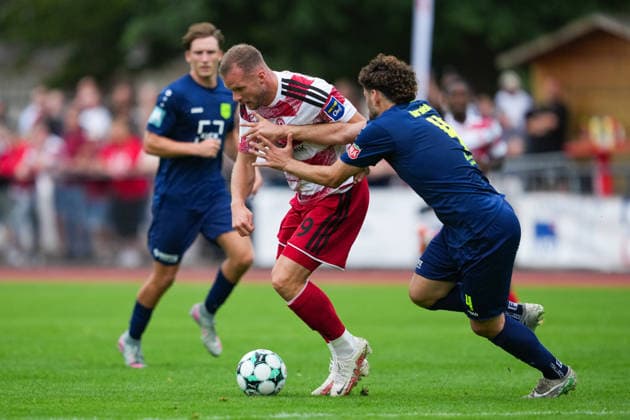 08.07.2026, xydrx, Fußball, Testspiel, SC St. Tönis - Fortuna Düsseldorf, Saison 2026 2027, YAYLA-Sportpark: Eric Hottmann (Fortuna Düsseldorf, 9) im Zweikampf gegen Memlan Darwish (SC St. Tönis, 4) DFB regulations prohibit any use of photographs as image sequences and or quasi-video. *** July 8, 2026, xydrx, soccer, exhibition match, SC St. Tönis vs. Fortuna Düsseldorf, 2026–2027 season, YAYLA Sportpark Eric Hottmann Fortuna Düsseldorf, 9 in a tackle against Memlan Darwish of SC St. Tönis, 4 DFB regulations prohibit any use of photographs as image sequences and or quasi-video Copyright: HMBxMedia YannisxDreimann