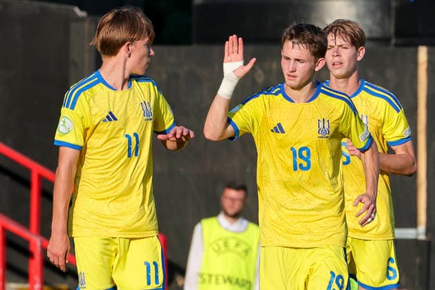 Vitaliy Hlyut (Ukraine) bejubelt seinen Treffer zum 1:0 mit Patryk Sykut (Ukraine), UEFA European Under-19 Championship 2026 Semi-final, Ukraine v Germany, Racecourse Ground am 08. July 2026 in Wrexham, Vereinigtes Königreich. (Foto von Marco Steinbrenner DeFodi Images) Vitaliy Hlyut (Ukraine) celebrates after scoring his teams first goal with Patryk Sykut (Ukraine), UEFA European Under-19 Championship 2026 Semi-final, Ukraine v Germany, Racecourse Ground, July 8, 2026 in Wrexham, United Kingdom. (Photo by Marco Steinbrenner DeFodi Images) - *** Vitaliy Hlyut (Ukraine) celebrates his goal to make it 1–0 with Patryk Sykut (Ukraine), 2026 UEFA European Under-19 Championship Semifinal, Ukraine vs. Germany, Racecourse Ground on July 8, 2026, in Wrexham, United Kingdom. Photo by Marco Steinbrenner, DeFodi Images. Vitaliy Hlyut of Ukraine celebrates after scoring his team’s first goal with Patryk Sykut of Ukraine, UEFA European Under-19 Championship 2026 Semifinal, Ukraine vs. Germany, Racecourse Ground, July 8, 2026, in Wrexham, United Kingdom. Photo by Marco Steinbrenner, DeFodi Images