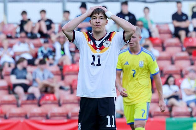 Moritz Reimers (Germany) schaut enttaeuscht, UEFA European Under-19 Championship 2026 Semi-final, Ukraine v Germany, Racecourse Ground am 08. July 2026 in Wrexham, Vereinigtes Königreich. (Foto von Marco Steinbrenner DeFodi Images) Moritz Reimers (Germany) looks dejected, UEFA European Under-19 Championship 2026 Semi-final, Ukraine v Germany, Racecourse Ground, July 8, 2026 in Wrexham, United Kingdom. (Photo by Marco Steinbrenner DeFodi Images) - *** Moritz Reimers of Germany looks disappointed, 2026 UEFA European Under-19 Championship Semifinal, Ukraine vs. Germany, Racecourse Ground on July 8, 2026, in Wrexham, United Kingdom. Photo by Marco Steinbrenner, DeFodi Images. Moritz Reimers of Germany looks dejected, UEFA European Under-19 Championship 2026 Semifinal, Ukraine vs. Germany, Racecourse Ground, July 8, 2026, in Wrexham, United Kingdom. Photo by Marco Steinbrenner, DeFodi Images