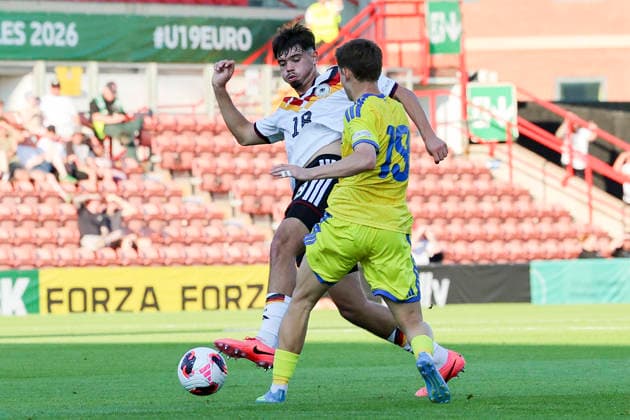 Mirza Catovic (Germany) und Vitaliy Hlyut (Ukraine) kaempfen um den Ball, UEFA European Under-19 Championship 2026 Semi-final, Ukraine v Germany, Racecourse Ground am 08. July 2026 in Wrexham, Vereinigtes Königreich. (Foto von Marco Steinbrenner DeFodi Images) Mirza Catovic (Germany) und Vitaliy Hlyut (Ukraine) battle for the ball, UEFA European Under-19 Championship 2026 Semi-final, Ukraine v Germany, Racecourse Ground, July 8, 2026 in Wrexham, United Kingdom. (Photo by Marco Steinbrenner DeFodi Images) - *** Mirza Catovic (Germany) and Vitaliy Hlyut (Ukraine) battle for the ball, 2026 UEFA European Under-19 Championship Semifinal, Ukraine vs. Germany, Racecourse Ground on July 8, 2026, in Wrexham, United Kingdom. Photo by Marco Steinbrenner, DeFodi Images. Mirza Catovic (Germany) and Vitaliy Hlyut (Ukraine) battle for the ball, 2026 UEFA European Under-19 Championship Semifinal, Ukraine vs. Germany, Racecourse Ground, July 8, 2026, in Wrexham, United Kingdom. Photo by Marco Steinbrenner, DeFodi Images