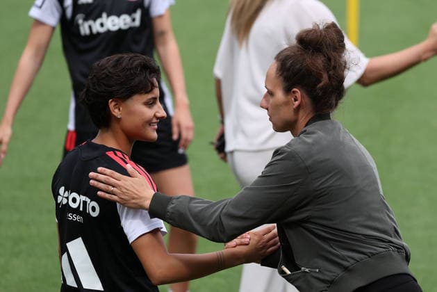 2026.07.08 xjfx Trainingsauftakt 1.Bundesliga Team Eintracht Frankfurt Frauen v.l., Dilara Acikgoez (Eintracht Frankfurt), Babett Peter (Sportdirektorin Frauenfussball Eintracht Frankfurt) (DFL DFB REGULATIONS PROHIBIT ANY USE OF PHOTOGRAPHS as IMAGE SEQUENCES and or QUASI-VIDEO) *** July 8, 2026 xjfx Training Kickoff 1 Bundesliga Team Eintracht Frankfurt Women v l , Dilara Acikgoez Eintracht Frankfurt , Babett Peter, Director of Women’s Soccer, Eintracht Frankfurt; DFL, DFB REGULATIONS PROHIBIT ANY USE OF PHOTOGRAPHS AS IMAGE SEQUENCES AND OR QUASI-VIDEO Copyright: HMBxMedia JoaquimxFerreira