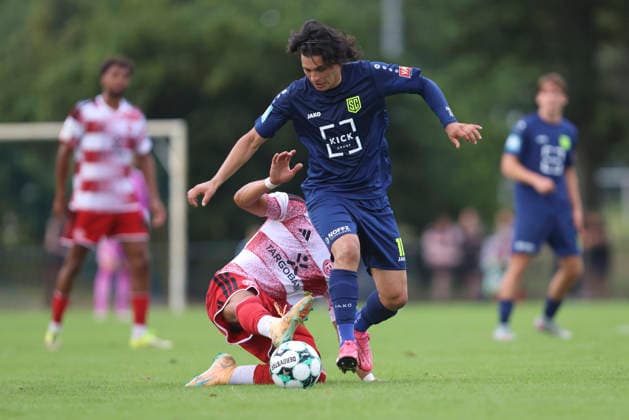 Julian Suaterna (SC St. Tönis) und Steven van der Sloot (Fortuna Düsseldorf) im Zweikampf waehrend des Testspiels zwischen SC St.Tönis und Fortuna Düsseldorf, Yayla Sportpark am 08. July 2026 in Tönisvorst, Deutschland. (Foto von Oliver Kaelke DeFodi Images) +++ Julian Suaterna (SC St. Tönis) und Steven van der Sloot (Fortuna Düsseldorf) battle for the ball during the friendly match between SC St.Tönis and Fortuna Düsseldorf at Yayla Sportpark on July 8, 2026 in Tönisvorst, Germany. (Photo by Oliver Kaelke DeFodi Images) (Photo by Oliver Kaelke DeFodi Images) - *** Julian Suaterna of SC St. Tönis and Steven van der Sloot of Fortuna Düsseldorf battle for the ball during the friendly match between SC St. Tönis and Fortuna Düsseldorf at Yayla Sportpark on July 8, 2026, in Tönisvorst, Germany Photo by Oliver Kaelke DeFodi Images Julian Suaterna of SC St. Tönis and Steven van der Sloot of Fortuna Düsseldorf battle for the ball during the friendly match between SC St. Tönis and Fortuna Düsseldorf at Yayla Sportpark on July 8, 2026 in Tönisvorst, Germany Photo by Oliver Kaelke DeFodi Images Photo by Oliver Kaelke DeFodi Images