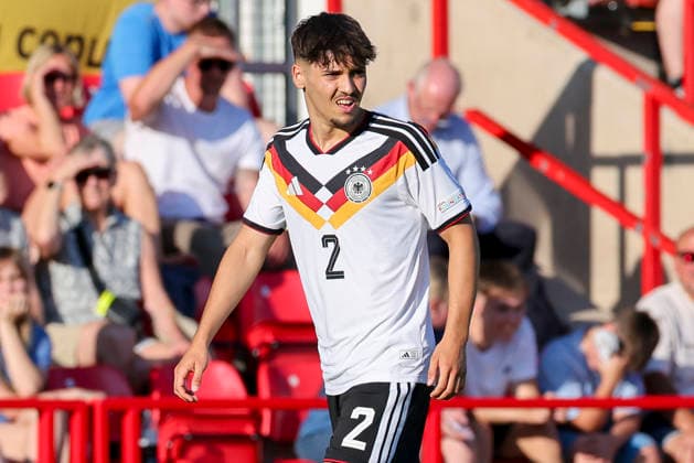 Rafael Pinto Pedrosa (Germany) schaut enttaeuscht, UEFA European Under-19 Championship 2026 Semi-final, Ukraine v Germany, Racecourse Ground am 08. July 2026 in Wrexham, Vereinigtes Königreich. (Foto von Marco Steinbrenner DeFodi Images) Rafael Pinto Pedrosa (Germany) looks dejected, UEFA European Under-19 Championship 2026 Semi-final, Ukraine v Germany, Racecourse Ground, July 8, 2026 in Wrexham, United Kingdom. (Photo by Marco Steinbrenner DeFodi Images) - *** Rafael Pinto Pedrosa of Germany looks disappointed, 2026 UEFA European Under-19 Championship Semifinal, Ukraine vs. Germany, Racecourse Ground on July 8, 2026, in Wrexham, United Kingdom. Photo by Marco Steinbrenner, DeFodi Images. Rafael Pinto Pedrosa of Germany looks dejected, UEFA European Under-19 Championship 2026 Semifinal, Ukraine vs. Germany, Racecourse Ground, July 8, 2026, in Wrexham, United Kingdom. Photo by Marco Steinbrenner, DeFodi Images