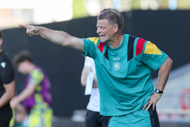 Trainer Christian Woerns (Germany) gestikuliert, UEFA European Under-19 Championship 2026 Semi-final, Ukraine v Germany, Racecourse Ground am 08. July 2026 in Wrexham, Vereinigtes Königreich. (Foto von Marco Steinbrenner DeFodi Images) Trainer Christian Woerns (Germany) gestures, UEFA European Under-19 Championship 2026 Semi-final, Ukraine v Germany, Racecourse Ground, July 8, 2026 in Wrexham, United Kingdom. (Photo by Marco Steinbrenner DeFodi Images) - *** Coach Christian Woerns of Germany gestures during the 2026 UEFA European Under-19 Championship semifinal between Ukraine and Germany, Racecourse Ground on July 8, 2026, in Wrexham, United Kingdom. Photo by Marco Steinbrenner, DeFodi Images. Coach Christian Woerns of Germany gestures during the 2026 UEFA European Under-19 Championship semifinal between Ukraine and Germany at Racecourse Ground, July 8, 2026, in Wrexham, United Kingdom. Photo by Marco Steinbrenner, DeFodi Images