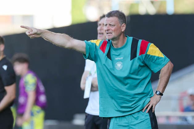 Trainer Christian Woerns (Germany) gestikuliert, UEFA European Under-19 Championship 2026 Semi-final, Ukraine v Germany, Racecourse Ground am 08. July 2026 in Wrexham, Vereinigtes Königreich. (Foto von Marco Steinbrenner DeFodi Images) Trainer Christian Woerns (Germany) gestures, UEFA European Under-19 Championship 2026 Semi-final, Ukraine v Germany, Racecourse Ground, July 8, 2026 in Wrexham, United Kingdom. (Photo by Marco Steinbrenner DeFodi Images) - *** Coach Christian Woerns of Germany gestures during the 2026 UEFA European Under-19 Championship semifinal between Ukraine and Germany, Racecourse Ground on July 8, 2026, in Wrexham, United Kingdom. Photo by Marco Steinbrenner, DeFodi Images. Coach Christian Woerns of Germany gestures during the 2026 UEFA European Under-19 Championship semifinal between Ukraine and Germany at Racecourse Ground, July 8, 2026, in Wrexham, United Kingdom. Photo by Marco Steinbrenner, DeFodi Images