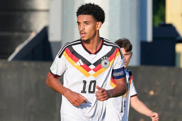 Francis Onyeka (Germany) schaut, UEFA European Under-19 Championship 2026 Semi-final, Ukraine v Germany, Racecourse Ground am 08. July 2026 in Wrexham, Vereinigtes Königreich. (Foto von Marco Steinbrenner DeFodi Images) Francis Onyeka (Germany) looks on, UEFA European Under-19 Championship 2026 Semi-final, Ukraine v Germany, Racecourse Ground, July 8, 2026 in Wrexham, United Kingdom. (Photo by Marco Steinbrenner DeFodi Images) - *** Francis Onyeka (Germany) looks on, 2026 UEFA European Under-19 Championship Semifinal, Ukraine vs. Germany, Racecourse Ground on July 8, 2026, in Wrexham, United Kingdom Photo by Marco Steinbrenner DeFodi Images Francis Onyeka (Germany) looks on, 2026 UEFA European Under-19 Championship Semifinal, Ukraine vs. Germany, Racecourse Ground, July 8, 2026, in Wrexham, United Kingdom. Photo by Marco Steinbrenner, DeFodi Images
