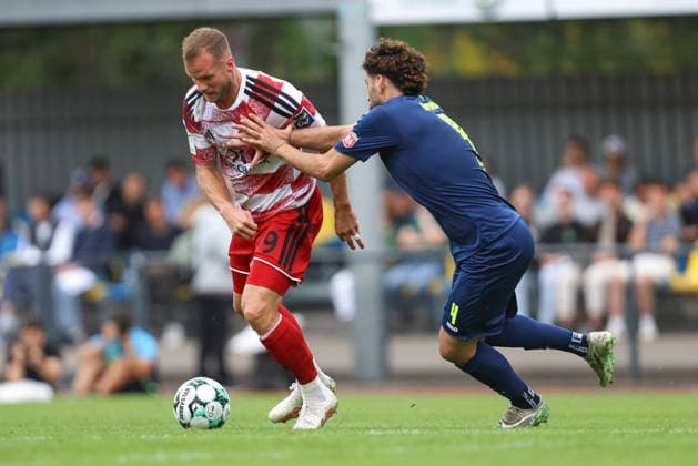 Eric Hottmann (Fortuna Düsseldorf) und Memlan Darwish (SC St. Tönis) im Zweikampf waehrend des Testspiels zwischen SC St.Tönis und Fortuna Düsseldorf, Yayla Sportpark am 08. July 2026 in Tönisvorst, Deutschland. (Foto von Oliver Kaelke DeFodi Images) +++ Eric Hottmann (Fortuna Düsseldorf) und Memlan Darwish (SC St. Tönis) battle for the ball during the friendly match between SC St.Tönis and Fortuna Düsseldorf at Yayla Sportpark on July 8, 2026 in Tönisvorst, Germany. (Photo by Oliver Kaelke DeFodi Images) (Photo by Oliver Kaelke DeFodi Images) - *** Eric Hottmann of Fortuna Düsseldorf and Memlan Darwish of SC St. Tönis battle for the ball during the friendly match between SC St. Tönis and Fortuna Düsseldorf at Yayla Sportpark on July 8, 2026, in Tönisvorst, Germany Photo by Oliver Kaelke, DeFodi Images Eric Hottmann of Fortuna Düsseldorf and Memlan Darwish of SC St. Tönis battle for the ball during the friendly match between SC St. Tönis and Fortuna Düsseldorf at Yayla Sportpark on July 8, 2026 in Tönisvorst, Germany Photo by Oliver Kaelke DeFodi Images Photo by Oliver Kaelke DeFodi Images