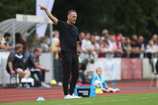Trainer Alexander Ende (Fortuna Düsseldorf) gestikuliert, Gestik waehrend des Testspiels zwischen SC St.Tönis und Fortuna Düsseldorf, Yayla Sportpark am 08. July 2026 in Tönisvorst, Deutschland. (Foto von Oliver Kaelke DeFodi Images) +++ Trainer Alexander Ende (Fortuna Düsseldorf) gestures during the friendly match between SC St.Tönis and Fortuna Düsseldorf at Yayla Sportpark on July 8, 2026 in Tönisvorst, Germany. (Photo by Oliver Kaelke DeFodi Images) (Photo by Oliver Kaelke DeFodi Images) - *** Fortuna Düsseldorf coach Alexander Ende gestures during the friendly match between SC St. Tönis and Fortuna Düsseldorf, Yayla Sportpark on July 8, 2026, in Tönisvorst, Germany. Photo by Oliver Kaelke, DeFodi Images. Coach Alexander Ende of Fortuna Düsseldorf gestures during the friendly match between SC St. Tönis and Fortuna Düsseldorf at Yayla Sportpark on July 8, 2026 in Tönisvorst, Germany Photo by Oliver Kaelke DeFodi Images Photo by Oliver Kaelke DeFodi Images
