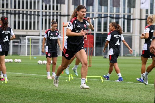 2026.07.08 xjfx Trainingsauftakt 1.Bundesliga Team Eintracht Frankfurt Frauen v.l., Moemi Ivelj (Eintracht Frankfurt) in aktion, in action, (DFL DFB REGULATIONS PROHIBIT ANY USE OF PHOTOGRAPHS as IMAGE SEQUENCES and or QUASI-VIDEO) *** July 8, 2026 xjfx Training Kickoff 1 Bundesliga Team Eintracht Frankfurt Women v l, Moemi Ivelj Eintracht Frankfurt in action, DFL and DFB regulations prohibit any use of photographs as image sequences and or quasi-video Copyright: HMBxMedia JoaquimxFerreira