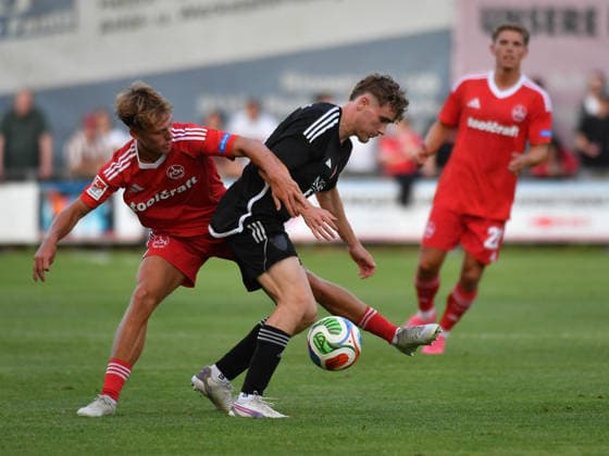 08.07.2026 - Fussball - Saison 2026 2027 - Testspiel Freundschaftsspiel Vorbereitungsspiel: TSV Kornburg - 1. FC Nürnberg Nuernberg FCN ( Club ) - Sportfoto Zink OGo - xolxgox - Tim Janisch (32, 1. FC Nürnberg FCN ) Dominik Healy (21, TSV Kornburg ) *** July 8, 2026 Soccer Season 2026–2027 Exhibition Match Friendly Match Preseason Match TSV Kornburg 1 FC Nuremberg Nuremberg FCN Club Sports Photo Zink OGo xolxgox Tim Janisch 32, 1 FC Nuremberg FCN Dominik Healy 21, TSV Kornburg