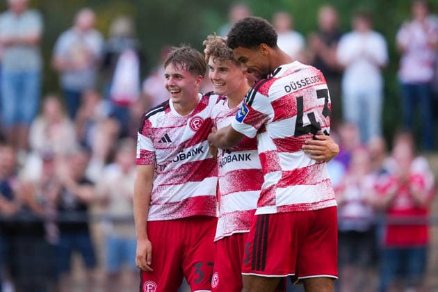 08.07.2026, xydrx, Fußball, Testspiel, SC St. Tönis - Fortuna Düsseldorf, Saison 2026 2027, YAYLA-Sportpark: Torjubel nach dem Tor zum 5:0 für Fortuna Düsseldorf durch Torschütze Elias Arden (Fortuna Düsseldorf, 38) zusammen mit Levi Mentzel (Fortuna Düsseldorf, 37) und Noah Egouli (Fortuna Düsseldorf, 43) DFB regulations prohibit any use of photographs as image sequences and or quasi-video. *** July 8, 2026, xydrx, soccer, friendly match, SC St. Tönis vs. Fortuna Düsseldorf, 2026–2027 season, YAYLA Sportpark: Goal celebration after Fortuna Düsseldorf’s 5–0 goal scored by Elias Arden (Fortuna Düsseldorf, 38), along with Levi Mentzel (Fortuna Düsseldorf, 37) and Noah Egouli (Fortuna Düsseldorf, 43). DFB regulations prohibit any use of photographs as image sequences and or quasi-video. Copyright: HMBxMedia YannisxDreimann