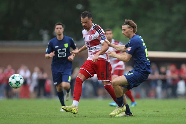 Yassine Bouchama (Fortuna Düsseldorf) und Aaron Thomas (SC St. Tönis) im Zweikampf waehrend des Testspiels zwischen SC St.Tönis und Fortuna Düsseldorf, Yayla Sportpark am 08. July 2026 in Tönisvorst, Deutschland. (Foto von Oliver Kaelke DeFodi Images) +++ Yassine Bouchama (Fortuna Düsseldorf) und Aaron Thomas (SC St. Tönis) battle for the ball during the friendly match between SC St.Tönis and Fortuna Düsseldorf at Yayla Sportpark on July 8, 2026 in Tönisvorst, Germany. (Photo by Oliver Kaelke DeFodi Images) (Photo by Oliver Kaelke DeFodi Images) - *** Yassine Bouchama of Fortuna Düsseldorf and Aaron Thomas of SC St. Tönis battle for the ball during the friendly match between SC St. Tönis and Fortuna Düsseldorf at Yayla Sportpark on July 8, 2026, in Tönisvorst, Germany Photo by Oliver Kaelke, DeFodi Images Yassine Bouchama of Fortuna Düsseldorf and Aaron Thomas of SC St. Tönis battle for the ball during the friendly match between SC St. Tönis and Fortuna Düsseldorf at Yayla Sportpark on July 8, 2026 in Tönisvorst, Germany Photo by Oliver Kaelke DeFodi Images Photo by Oliver Kaelke DeFodi Images