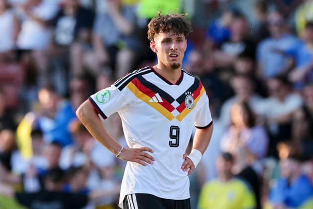 Otto Stange (Germany) schaut enttaeuscht, UEFA European Under-19 Championship 2026 Semi-final, Ukraine v Germany, Racecourse Ground am 08. July 2026 in Wrexham, Vereinigtes Königreich. (Foto von Marco Steinbrenner DeFodi Images) Otto Stange (Germany) looks dejected, UEFA European Under-19 Championship 2026 Semi-final, Ukraine v Germany, Racecourse Ground, July 8, 2026 in Wrexham, United Kingdom. (Photo by Marco Steinbrenner DeFodi Images) - *** Otto Stange of Germany looks disappointed, 2026 UEFA European Under-19 Championship Semifinal, Ukraine vs. Germany, Racecourse Ground on July 8, 2026, in Wrexham, United Kingdom. Photo by Marco Steinbrenner, DeFodi Images. Otto Stange of Germany looks dejected, UEFA European Under-19 Championship 2026 Semifinal, Ukraine vs. Germany, Racecourse Ground, July 8, 2026, in Wrexham, United Kingdom. Photo by Marco Steinbrenner, DeFodi Images