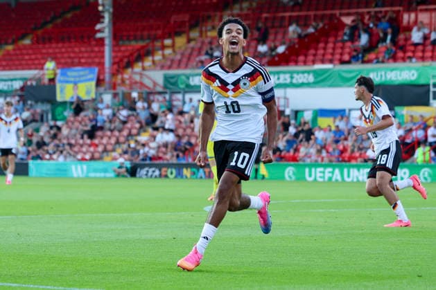 Francis Onyeka (Germany) bejubelt seinen Treffer zum 1:2, UEFA European Under-19 Championship 2026 Semi-final, Ukraine v Germany, Racecourse Ground am 08. July 2026 in Wrexham, Vereinigtes Königreich. (Foto von Marco Steinbrenner DeFodi Images) Francis Onyeka (Germany) celebrates after scoring his teams second goal, UEFA European Under-19 Championship 2026 Semi-final, Ukraine v Germany, Racecourse Ground, July 8, 2026 in Wrexham, United Kingdom. (Photo by Marco Steinbrenner DeFodi Images) - *** Francis Onyeka (Germany) celebrates his goal to make it 1–2 in the 2026 UEFA European Under-19 Championship semifinal between Ukraine and Germany, Racecourse Ground on July 8, 2026, in Wrexham, United Kingdom. Photo by Marco Steinbrenner, DeFodi Images. Francis Onyeka of Germany celebrates after scoring his team’s second goal, UEFA European Under-19 Championship 2026 Semifinal, Ukraine vs. Germany, Racecourse Ground, July 8, 2026, in Wrexham, United Kingdom. Photo by Marco Steinbrenner, DeFodi Images