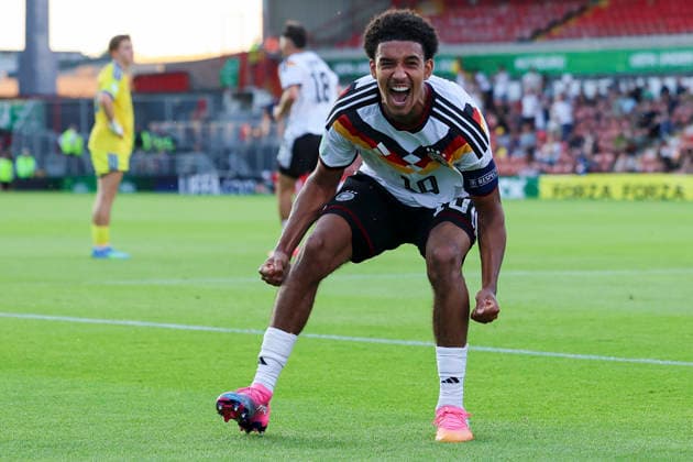 Francis Onyeka (Germany) bejubelt seinen Treffer zum 1:2, UEFA European Under-19 Championship 2026 Semi-final, Ukraine v Germany, Racecourse Ground am 08. July 2026 in Wrexham, Vereinigtes Königreich. (Foto von Marco Steinbrenner DeFodi Images) Francis Onyeka (Germany) celebrates after scoring his teams second goal, UEFA European Under-19 Championship 2026 Semi-final, Ukraine v Germany, Racecourse Ground, July 8, 2026 in Wrexham, United Kingdom. (Photo by Marco Steinbrenner DeFodi Images) - *** Francis Onyeka (Germany) celebrates his goal to make it 1–2 in the 2026 UEFA European Under-19 Championship semifinal between Ukraine and Germany, Racecourse Ground on July 8, 2026, in Wrexham, United Kingdom. Photo by Marco Steinbrenner, DeFodi Images. Francis Onyeka of Germany celebrates after scoring his team’s second goal, UEFA European Under-19 Championship 2026 Semifinal, Ukraine vs. Germany, Racecourse Ground, July 8, 2026, in Wrexham, United Kingdom. Photo by Marco Steinbrenner, DeFodi Images