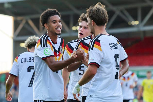 Francis Onyeka (Germany) bejubelt seinen Treffer zum 1:2 mit Otto Stange (Germany), UEFA European Under-19 Championship 2026 Semi-final, Ukraine v Germany, Racecourse Ground am 08. July 2026 in Wrexham, Vereinigtes Königreich. (Foto von Marco Steinbrenner DeFodi Images) Francis Onyeka (Germany) celebrates after scoring his teams second goal with Otto Stange (Germany), UEFA European Under-19 Championship 2026 Semi-final, Ukraine v Germany, Racecourse Ground, July 8, 2026 in Wrexham, United Kingdom. (Photo by Marco Steinbrenner DeFodi Images) - *** Francis Onyeka (Germany) celebrates his goal to make it 1–2 with Otto Stange (Germany), 2026 UEFA European Under-19 Championship Semifinal, Ukraine vs. Germany, Racecourse Ground on July 8, 2026, in Wrexham, United Kingdom. Photo by Marco Steinbrenner, DeFodi Images. Francis Onyeka (Germany) celebrates after scoring his team’s second goal with Otto Stange (Germany), UEFA European Under-19 Championship 2026 Semifinal, Ukraine vs. Germany, Racecourse Ground, July 8, 2026, in Wrexham, United Kingdom. Photo by Marco Steinbrenner, DeFodi Images