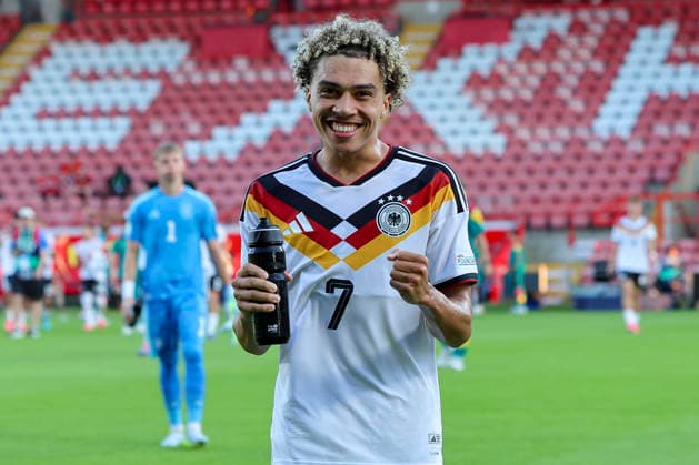 Montrell Culbreath (Germany) jubelt, UEFA European Under-19 Championship 2026 Semi-final, Ukraine v Germany, Racecourse Ground am 08. July 2026 in Wrexham, Vereinigtes Königreich. (Foto von Marco Steinbrenner DeFodi Images) Montrell Culbreath (Germany) cheers, UEFA European Under-19 Championship 2026 Semi-final, Ukraine v Germany, Racecourse Ground, July 8, 2026 in Wrexham, United Kingdom. (Photo by Marco Steinbrenner DeFodi Images) - *** Montrell Culbreath of Germany celebrates, 2026 UEFA European Under-19 Championship Semifinal, Ukraine vs. Germany, Racecourse Ground on July 8, 2026, in Wrexham, United Kingdom. Photo by Marco Steinbrenner, DeFodi Images. Montrell Culbreath of Germany cheers, UEFA European Under-19 Championship 2026 Semifinal, Ukraine vs. Germany, Racecourse Ground, July 8, 2026, in Wrexham, United Kingdom. Photo by Marco Steinbrenner, DeFodi Images