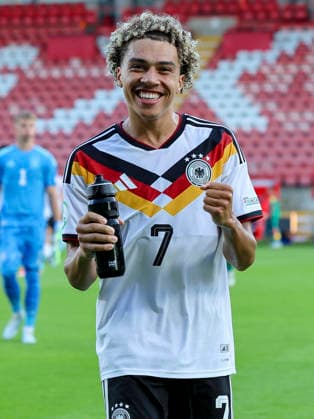 Montrell Culbreath (Germany) jubelt, UEFA European Under-19 Championship 2026 Semi-final, Ukraine v Germany, Racecourse Ground am 08. July 2026 in Wrexham, Vereinigtes Königreich. (Foto von Marco Steinbrenner DeFodi Images) Montrell Culbreath (Germany) cheers, UEFA European Under-19 Championship 2026 Semi-final, Ukraine v Germany, Racecourse Ground, July 8, 2026 in Wrexham, United Kingdom. (Photo by Marco Steinbrenner DeFodi Images) - *** Montrell Culbreath of Germany celebrates, 2026 UEFA European Under-19 Championship Semifinal, Ukraine vs. Germany, Racecourse Ground on July 8, 2026, in Wrexham, United Kingdom. Photo by Marco Steinbrenner, DeFodi Images. Montrell Culbreath of Germany cheers, UEFA European Under-19 Championship 2026 Semifinal, Ukraine vs. Germany, Racecourse Ground, July 8, 2026, in Wrexham, United Kingdom. Photo by Marco Steinbrenner, DeFodi Images