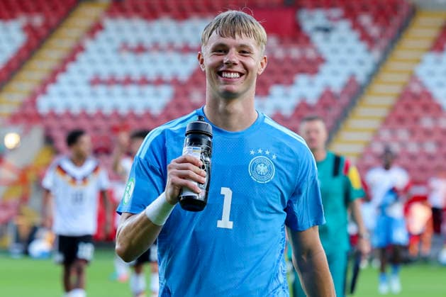 Torhueter Florian Hellstern (Germany) jubelt, UEFA European Under-19 Championship 2026 Semi-final, Ukraine v Germany, Racecourse Ground am 08. July 2026 in Wrexham, Vereinigtes Königreich. (Foto von Marco Steinbrenner DeFodi Images) Torhueter Florian Hellstern (Germany) cheers, UEFA European Under-19 Championship 2026 Semi-final, Ukraine v Germany, Racecourse Ground, July 8, 2026 in Wrexham, United Kingdom. (Photo by Marco Steinbrenner DeFodi Images) - *** Goalkeeper Florian Hellstern of Germany celebrates, 2026 UEFA European Under-19 Championship Semifinal, Ukraine vs. Germany, Racecourse Ground on July 8, 2026, in Wrexham, United Kingdom. Photo by Marco Steinbrenner, DeFodi Images. Goalkeeper Florian Hellstern of Germany cheers, UEFA European Under-19 Championship 2026 Semifinal, Ukraine vs. Germany, Racecourse Ground, July 8, 2026, in Wrexham, United Kingdom. Photo by Marco Steinbrenner, DeFodi Images