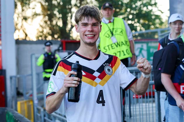 Mick Schmetgens (Germany) jubelt, UEFA European Under-19 Championship 2026 Semi-final, Ukraine v Germany, Racecourse Ground am 08. July 2026 in Wrexham, Vereinigtes Königreich. (Foto von Marco Steinbrenner DeFodi Images) Mick Schmetgens (Germany) cheers, UEFA European Under-19 Championship 2026 Semi-final, Ukraine v Germany, Racecourse Ground, July 8, 2026 in Wrexham, United Kingdom. (Photo by Marco Steinbrenner DeFodi Images) - *** Mick Schmetgens of Germany celebrates, 2026 UEFA European Under-19 Championship Semifinal, Ukraine vs. Germany, Racecourse Ground on July 8, 2026, in Wrexham, United Kingdom. Photo by Marco Steinbrenner, DeFodi Images. Mick Schmetgens, Germany, cheers; UEFA European Under-19 Championship 2026 Semifinal, Ukraine vs. Germany, Racecourse Ground, July 8, 2026, in Wrexham, United Kingdom. Photo by Marco Steinbrenner, DeFodi Images