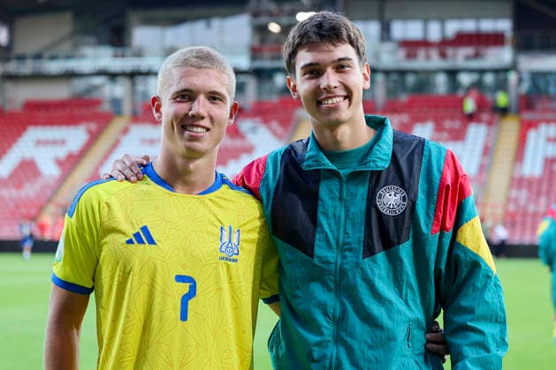 Dmytro Bohdanov (Ukraine) und Torhueter Tom Wisbereit (Germany) lachen, UEFA European Under-19 Championship 2026 Semi-final, Ukraine v Germany, Racecourse Ground am 08. July 2026 in Wrexham, Vereinigtes Königreich. (Foto von Marco Steinbrenner DeFodi Images) Dmytro Bohdanov (Ukraine) und Torhueter Tom Wisbereit (Germany) smile, UEFA European Under-19 Championship 2026 Semi-final, Ukraine v Germany, Racecourse Ground, July 8, 2026 in Wrexham, United Kingdom. (Photo by Marco Steinbrenner DeFodi Images) - *** Dmytro Bohdanov of Ukraine and goalkeeper Tom Wisbereit of Germany are laughing, 2026 UEFA European Under-19 Championship Semifinal, Ukraine vs. Germany, Racecourse Ground on July 8, 2026, in Wrexham, United Kingdom. Photo by Marco Steinbrenner, DeFodi Images. Dmytro Bohdanov of Ukraine and goalkeeper Tom Wisbereit of Germany smile, UEFA European Under-19 Championship 2026 Semifinal, Ukraine vs. Germany, Racecourse Ground, July 8, 2026, in Wrexham, United Kingdom. Photo by Marco Steinbrenner, DeFodi Images