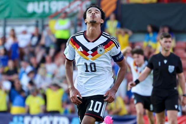 Francis Onyeka (Germany) bejubelt seinen Treffer zum 1:2, UEFA European Under-19 Championship 2026 Semi-final, Ukraine v Germany, Racecourse Ground am 08. July 2026 in Wrexham, Vereinigtes Königreich. (Foto von Marco Steinbrenner DeFodi Images) Francis Onyeka (Germany) celebrates after scoring his teams second goal, UEFA European Under-19 Championship 2026 Semi-final, Ukraine v Germany, Racecourse Ground, July 8, 2026 in Wrexham, United Kingdom. (Photo by Marco Steinbrenner DeFodi Images) - *** Francis Onyeka (Germany) celebrates his goal to make it 1–2 in the 2026 UEFA European Under-19 Championship semifinal between Ukraine and Germany, Racecourse Ground on July 8, 2026, in Wrexham, United Kingdom. Photo by Marco Steinbrenner, DeFodi Images. Francis Onyeka of Germany celebrates after scoring his team’s second goal, UEFA European Under-19 Championship 2026 Semifinal, Ukraine vs. Germany, Racecourse Ground, July 8, 2026, in Wrexham, United Kingdom. Photo by Marco Steinbrenner, DeFodi Images