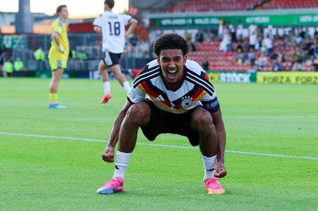 Francis Onyeka (Germany) bejubelt seinen Treffer zum 1:2, UEFA European Under-19 Championship 2026 Semi-final, Ukraine v Germany, Racecourse Ground am 08. July 2026 in Wrexham, Vereinigtes Königreich. (Foto von Marco Steinbrenner DeFodi Images) Francis Onyeka (Germany) celebrates after scoring his teams second goal, UEFA European Under-19 Championship 2026 Semi-final, Ukraine v Germany, Racecourse Ground, July 8, 2026 in Wrexham, United Kingdom. (Photo by Marco Steinbrenner DeFodi Images) - *** Francis Onyeka (Germany) celebrates his goal to make it 1–2 in the 2026 UEFA European Under-19 Championship semifinal between Ukraine and Germany, Racecourse Ground on July 8, 2026, in Wrexham, United Kingdom. Photo by Marco Steinbrenner, DeFodi Images. Francis Onyeka of Germany celebrates after scoring his team’s second goal, UEFA European Under-19 Championship 2026 Semifinal, Ukraine vs. Germany, Racecourse Ground, July 8, 2026, in Wrexham, United Kingdom. Photo by Marco Steinbrenner, DeFodi Images
