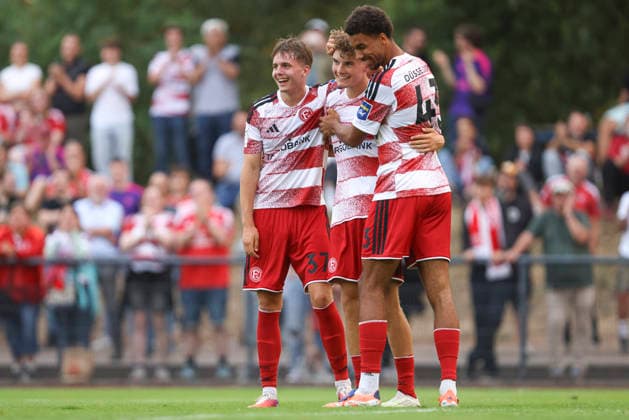 Elias Arden (Fortuna Düsseldorf) Torjubel,jubelt mit seiner Mannschaft nach dem Treffer zum 0:5 waehrend des Testspiels zwischen SC St.Tönis und Fortuna Düsseldorf, Yayla Sportpark am 08. July 2026 in Tönisvorst, Deutschland. (Foto von Oliver Kaelke DeFodi Images) +++ Elias Arden (Fortuna Düsseldorf) celebrates after scoring his team s fifth goal with teammates during the friendly match between SC St.Tönis and Fortuna Düsseldorf at Yayla Sportpark on July 8, 2026 in Tönisvorst, Germany. (Photo by Oliver Kaelke DeFodi Images) (Photo by Oliver Kaelke DeFodi Images) - *** Elias Arden of Fortuna Düsseldorf celebrates a goal with his teammates after scoring the 0–5 goal during the friendly match between SC St. Tönis and Fortuna Düsseldorf, Yayla Sportpark on July 8, 2026, in Tönisvorst, Germany. Photo by Oliver Kaelke, DeFodi Images. Elias Arden of Fortuna Düsseldorf celebrates after scoring his team’s fifth goal with teammates during the friendly match between SC St. Tönis and Fortuna Düsseldorf at Yayla Sportpark on July 8, 2026 in Tönisvorst, Germany. Photo by Oliver Kaelke, DeFodi Images. Photo by Oliver Kaelke, DeFodi Images.