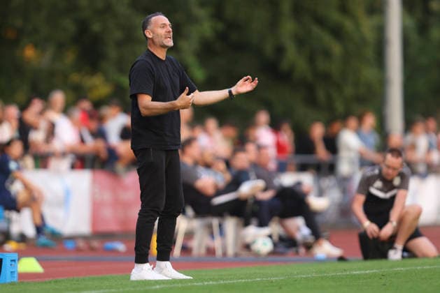 Trainer Alexander Ende (Fortuna Düsseldorf) gestikuliert, Gestik waehrend des Testspiels zwischen SC St.Tönis und Fortuna Düsseldorf, Yayla Sportpark am 08. July 2026 in Tönisvorst, Deutschland. (Foto von Oliver Kaelke DeFodi Images) +++ Trainer Alexander Ende (Fortuna Düsseldorf) gestures during the friendly match between SC St.Tönis and Fortuna Düsseldorf at Yayla Sportpark on July 8, 2026 in Tönisvorst, Germany. (Photo by Oliver Kaelke DeFodi Images) (Photo by Oliver Kaelke DeFodi Images) - *** Fortuna Düsseldorf coach Alexander Ende gestures during the friendly match between SC St. Tönis and Fortuna Düsseldorf, Yayla Sportpark on July 8, 2026, in Tönisvorst, Germany. Photo by Oliver Kaelke, DeFodi Images. Coach Alexander Ende of Fortuna Düsseldorf gestures during the friendly match between SC St. Tönis and Fortuna Düsseldorf at Yayla Sportpark on July 8, 2026 in Tönisvorst, Germany. Photo by Oliver Kaelke, DeFodi Images. Photo by Oliver Kaelke, DeFodi Images
