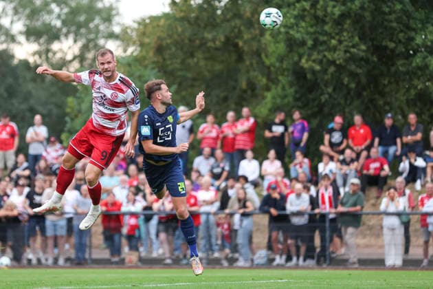 Eric Hottmann (Fortuna Düsseldorf) und Maximilian Pohlig (SC St. Tönis) im Zweikampf waehrend des Testspiels zwischen SC St.Tönis und Fortuna Düsseldorf, Yayla Sportpark am 08. July 2026 in Tönisvorst, Deutschland. (Foto von Oliver Kaelke DeFodi Images) +++ Eric Hottmann (Fortuna Düsseldorf) und Maximilian Pohlig (SC St. Tönis) battle for the ball during the friendly match between SC St.Tönis and Fortuna Düsseldorf at Yayla Sportpark on July 8, 2026 in Tönisvorst, Germany. (Photo by Oliver Kaelke DeFodi Images) (Photo by Oliver Kaelke DeFodi Images) - *** Eric Hottmann of Fortuna Düsseldorf and Maximilian Pohlig of SC St. Tönis battle for the ball during the friendly match between SC St. Tönis and Fortuna Düsseldorf at Yayla Sportpark on July 8, 2026, in Tönisvorst, Germany Photo by Oliver Kaelke, DeFodi Images Eric Hottmann of Fortuna Düsseldorf and Maximilian Pohlig of SC St. Tönis battle for the ball during the friendly match between SC St. Tönis and Fortuna Düsseldorf at Yayla Sportpark on July 8, 2026 in Tönisvorst, Germany Photo by Oliver Kaelke DeFodi Images Photo by Oliver Kaelke DeFodi Images