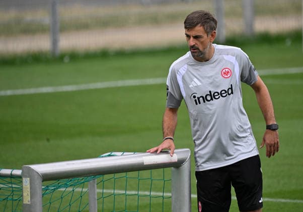 08.07.2026, xjhx, Fussball Google Pixel Frauen-Bundesliga, Eintracht Frankfurt - Training v.l. Trainer Niko Arnautis (Eintracht Frankfurt Frauen) Frankfurt am Main *** July 8, 2026, xjhx, Soccer, Google Pixel, Women s Bundesliga, Eintracht Frankfurt Training, Coach Niko Arnautis, Eintracht Frankfurt Women, Frankfurt am Main