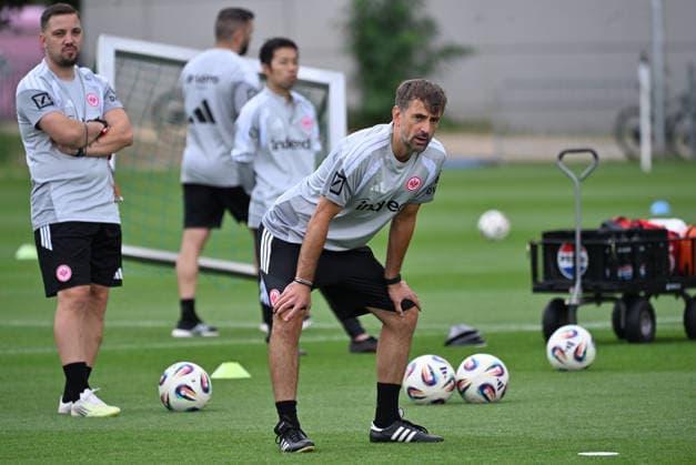 08.07.2026, xjhx, Fussball Google Pixel Frauen-Bundesliga, Eintracht Frankfurt - Training v.l. Trainer Niko Arnautis (Eintracht Frankfurt Frauen) Frankfurt am Main *** July 8, 2026, xjhx, Soccer, Google Pixel, Women s Bundesliga, Eintracht Frankfurt Training, Coach Niko Arnautis, Eintracht Frankfurt Women, Frankfurt am Main