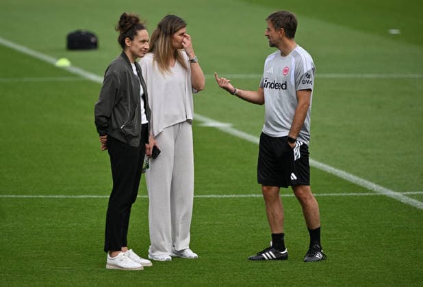 08.07.2026, xjhx, Fussball Google Pixel Frauen-Bundesliga, Eintracht Frankfurt - Training v.l. Sportdirektorin Babett Peter (Eintracht Frankfurt), Technische Direktorin Katharina Kiel (Eintracht Frankfurt Frauen), Trainer Niko Arnautis (Eintracht Frankfurt Frauen) Frankfurt am Main *** July 8, 2026, xjhx, Soccer, Google Pixel, Women s Bundesliga, Eintracht Frankfurt Training, with Sports Director Babett Peter (Eintracht Frankfurt), Technical Director Katharina Kiel (Eintracht Frankfurt Women s Team), Coach Niko Arnautis (Eintracht Frankfurt Women s Team), Frankfurt am Main